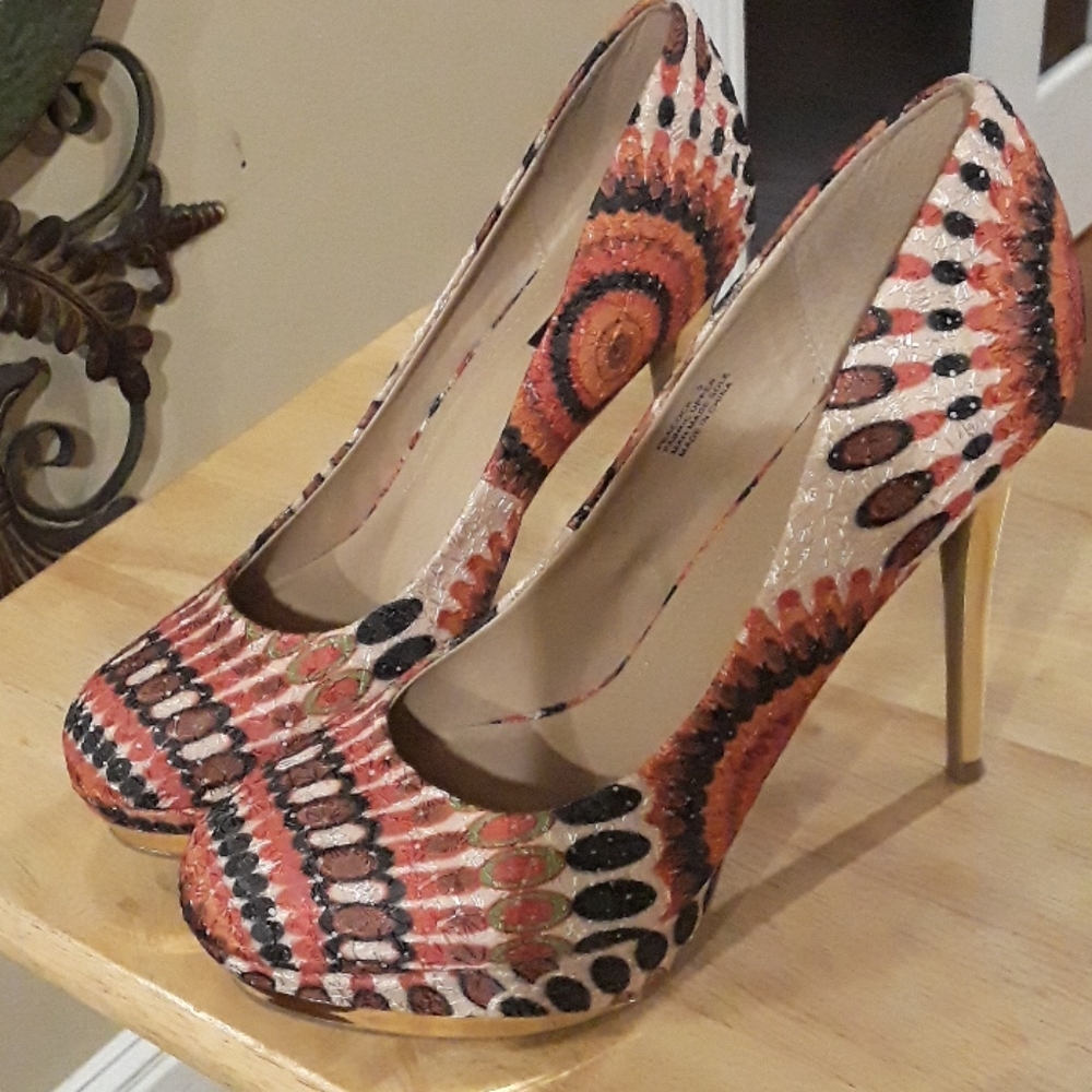 Multicolored size 9 fits like 8 1/2 Pump